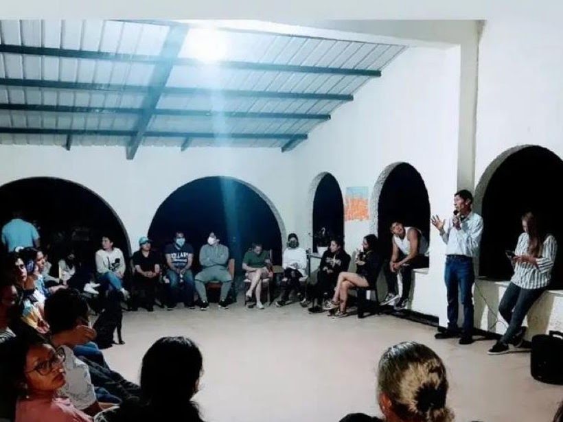 Taller de formación de la fundación: participantes sentados en círculo en un salón amplio mientras una persona facilita de pie.